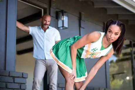 Alexis Tae, de ebony cheerleader, plaagt een oudere man voordat ze seks hebben