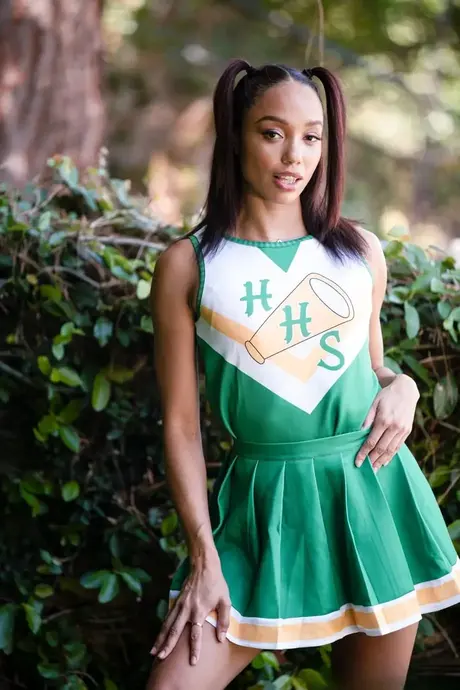 Alexis Tae, la animadora ebony, provoca a un hombre mayor antes de tener sexo