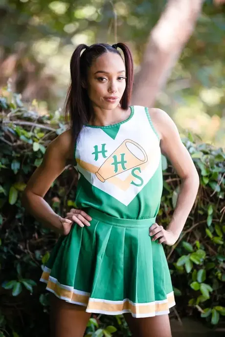 Alexis Tae, de ebony cheerleader, plaagt een oudere man voordat ze seks hebben