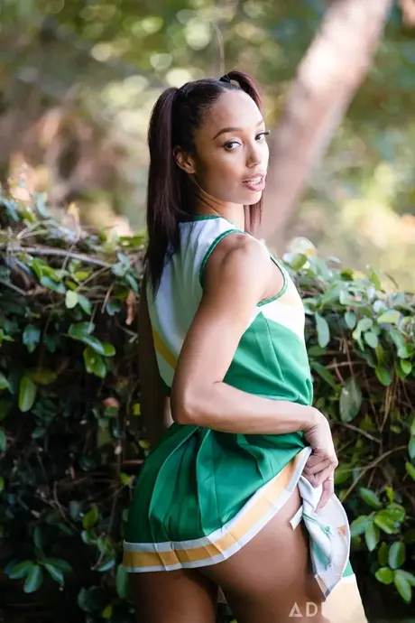 Alexis Tae, de ebony cheerleader, plaagt een oudere man voordat ze seks hebben