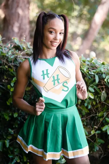 Alexis Tae, de ebony cheerleader, plaagt een oudere man voordat ze seks hebben