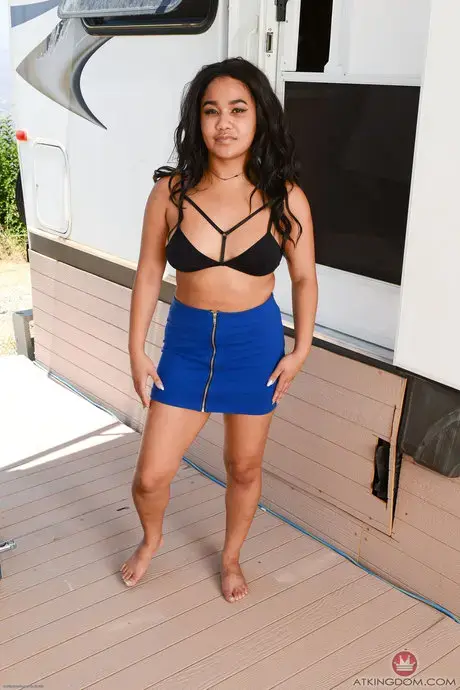 La mannequin amateur noire Loni Legend montre son gros cul et écarte sa chatte poilue