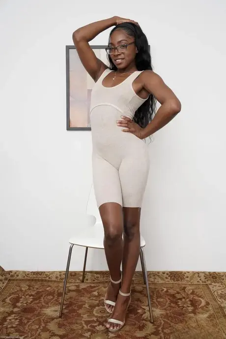 Amateur-ebony Amari Anne pronkt met haar grote kont en spreidt haar kut