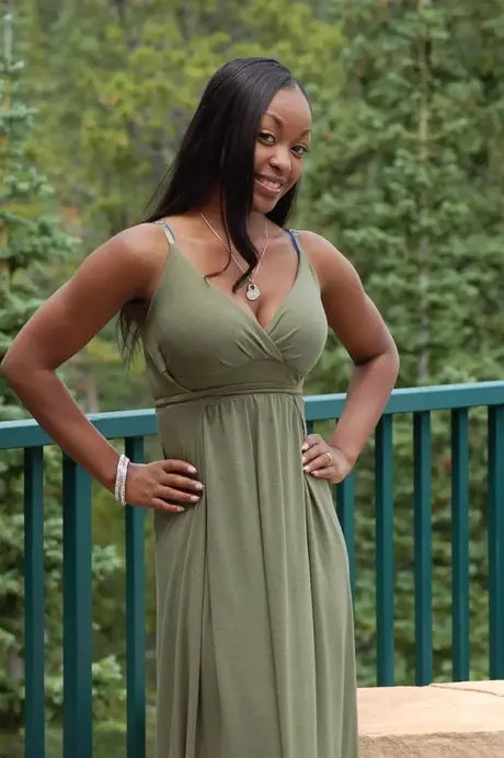 L'amatrice ébène Amber libère ses gros seins d'une longue robe sur un balcon