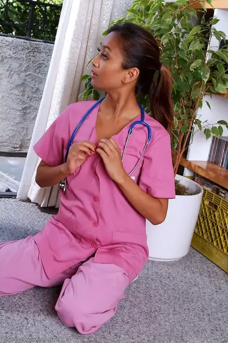 Amatööri eebenpuinen kaunotar riisuu univormun ja paljastaa ajellun vaginan