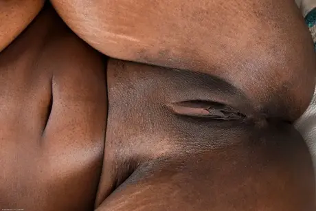 L'amatrice ebony Daya Knight se doigte l'anus et exhibe sa chatte rasée