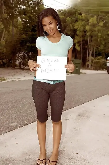Amateur-Ebony Emy Diaz dehnt ihre Muschi im Freien