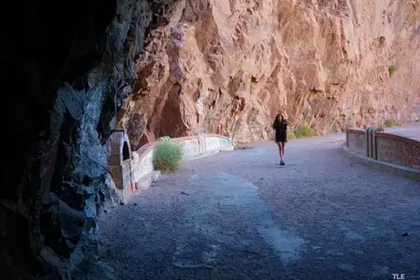 Amatérská žena používá vibrátor na své oholené píče u skalní stěny