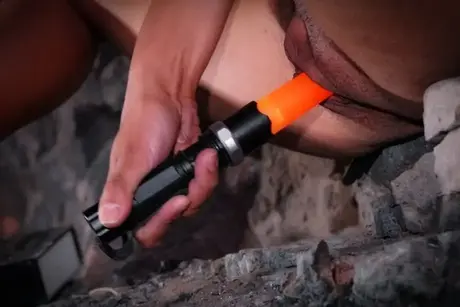 Amatérská žena používá vibrátor na své oholené píče u skalní stěny