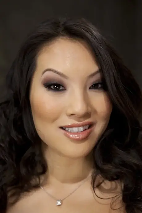Asa Akira, миниатюрная азиатская MILF, раздевается в подземелье и позирует на каблуках