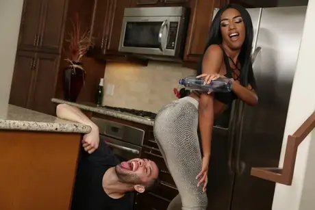 Ashley Aleigh, černošská žena, má sex na posteli se svým černošským a bílým partnerem
