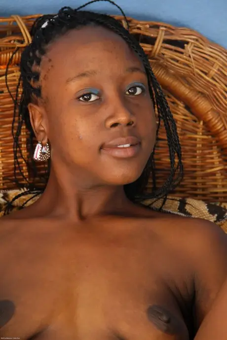 ATK Exotics presenta Mistique in un set fotografico nuda