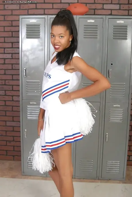 Die wunderschöne Amateur-Cheerleaderin Dinah zieht ihre Uniform aus und zeigt ihre behaarte Muschi