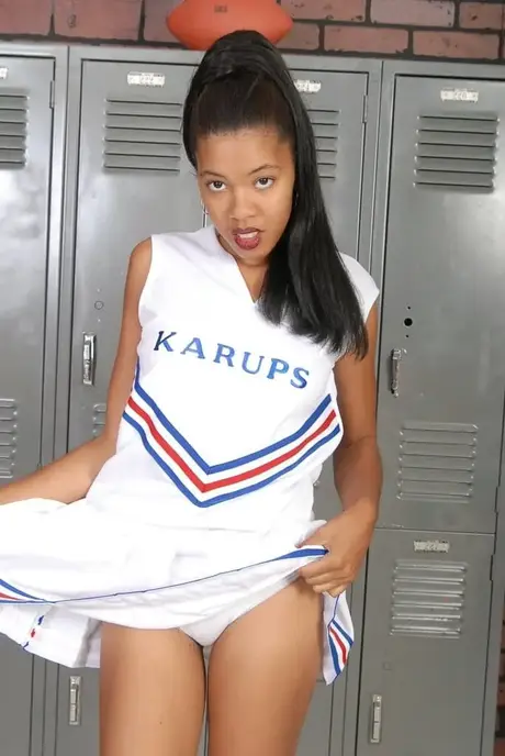 Die wunderschöne Amateur-Cheerleaderin Dinah zieht ihre Uniform aus und zeigt ihre behaarte Muschi