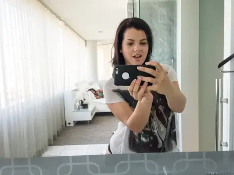 Czarna i biała kobieta robią sobie selfie podczas międzyrasowego seksu lesbijskiego