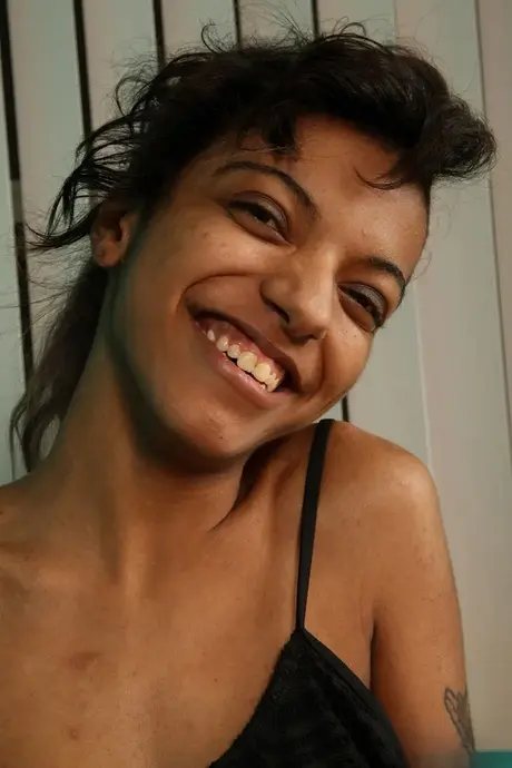 Adolescente nera mostra la sua figa naturale dopo aver posato nuda in infradito