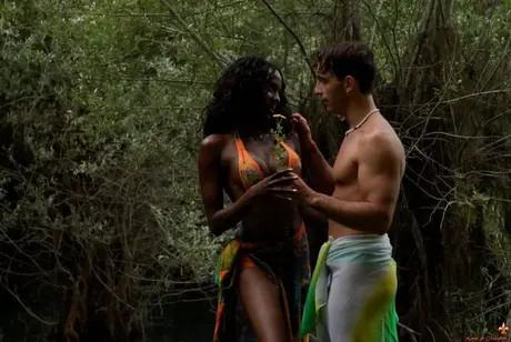 Mulher negra à beira da água sai do biquíni, revelando peitos firmes e um bumbum empinado