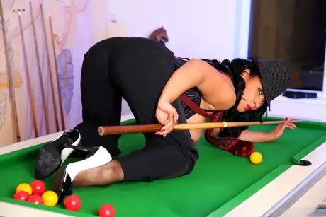 丰满 MILF Danica Collins 在台球桌上展示她的阴毛和巨大假胸