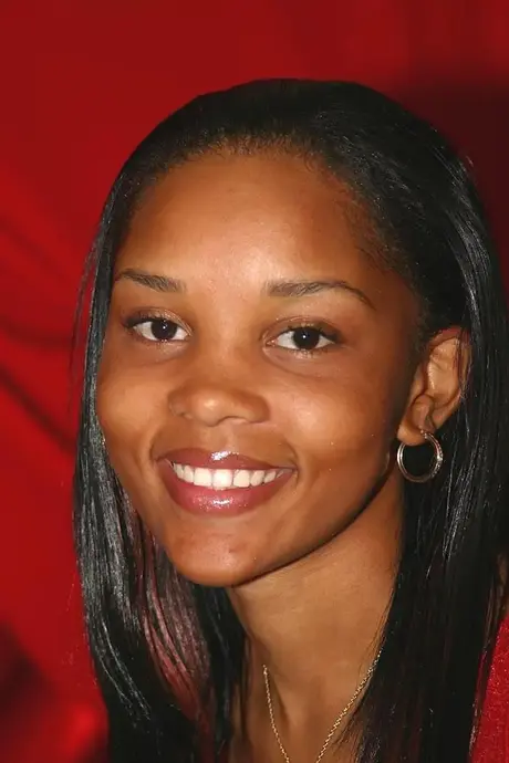 Cali, ebony teenagerka, se svlékne do ponožek a roztáhne svou vlhkou kundičku