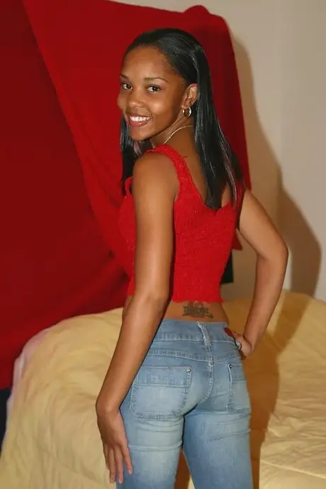 Cali, ebony teenagerka, se svlékne do ponožek a roztáhne svou vlhkou kundičku