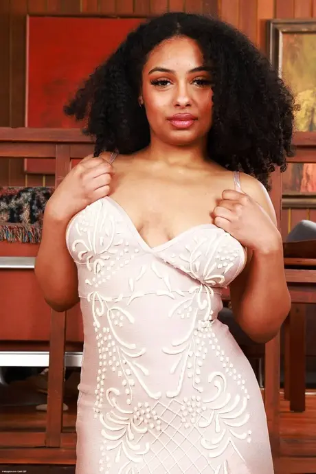 Die mollige Bombshell Hadiya Honey spreizt ihre einladende Muschi ganz nah