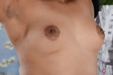 Daisy, a beleza negra, agarra seu grande rabo antes de abrir sua buceta rosa