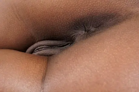 Demi Sutra, une adolescente ébène sexy en bas nylon, se masturbe sur la table de la salle à manger