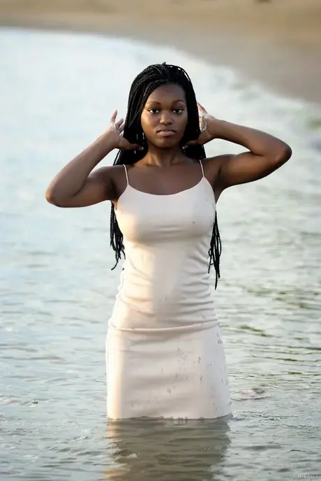 Deserea A, en afrikansk skønhed, viser sine saftige bryster frem, mens hun poserer på stranden