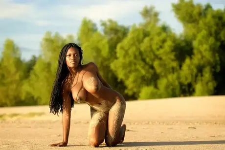 Deserea A, adolescente ébène, se glisse hors de sa robe blanche et révèle ses gros seins sur la plage