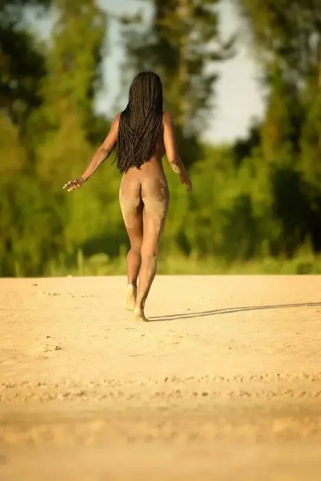 Deserea A, adolescente ébène, se glisse hors de sa robe blanche et révèle ses gros seins sur la plage