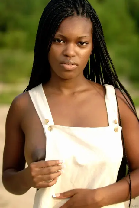 Deserea A, adolescente ébène, se glisse hors de sa robe blanche et révèle ses gros seins sur la plage
