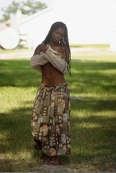 Deserea, den sexede ebony-teenager, viser sine fantastiske naturlige store bryster udendørs
