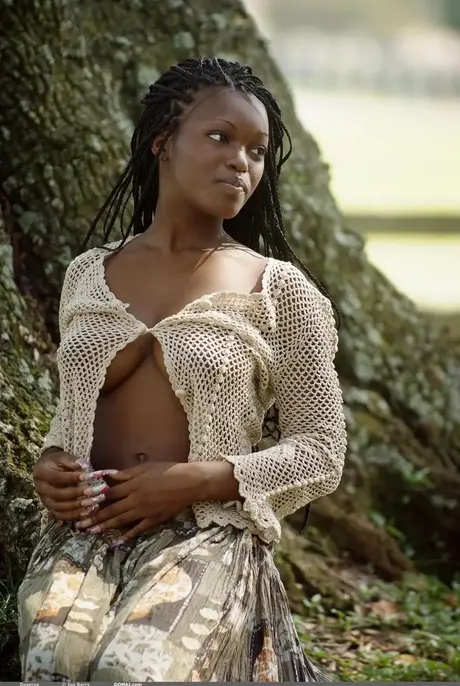 Deserea, die sexy ebony Teenagerin, zeigt ihre erstaunlichen natürlichen großen Titten im Freien