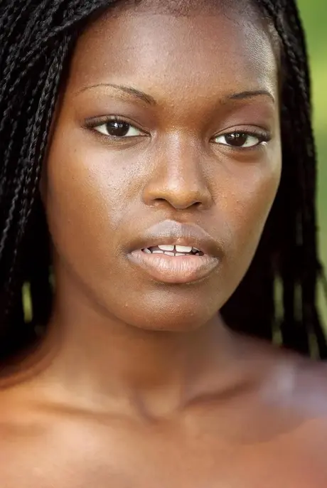 Deserea, den sexede ebony-teenager, viser sine fantastiske naturlige store bryster udendørs