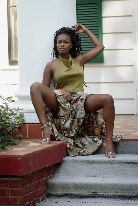 Deserea, den sexede ebony-teenager, viser sine fantastiske naturlige store bryster udendørs