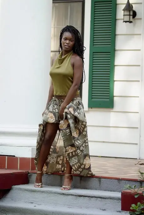 Deserea, den sexede ebony-teenager, viser sine fantastiske naturlige store bryster udendørs
