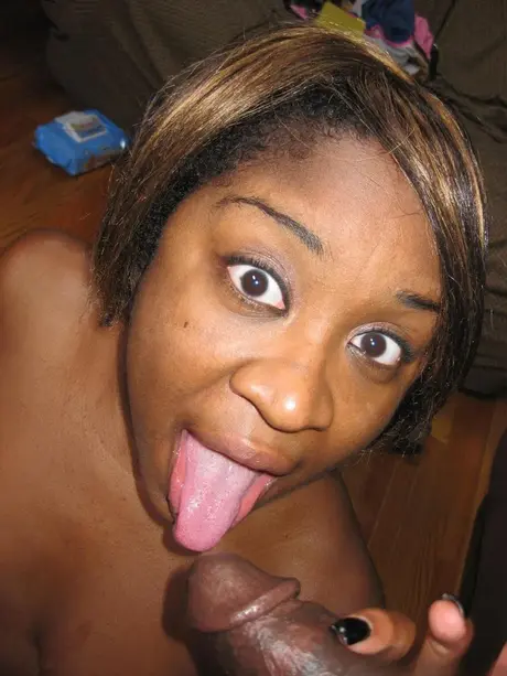 Ebony Amile Waters og hendes gruppe af piger viser naturlige bryster frem og rider en pik