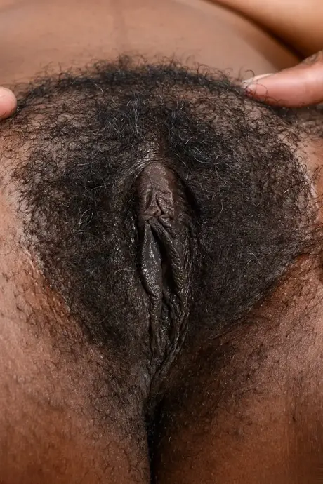Ebony Desire roztahuje hýždě a ukazuje ochlupenou kundu v lákavé afroamerické scéně