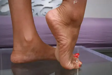 Ebony MILF Marie Luv ukazuje své nádherné nohy před sexem s velkým bílým ptákem