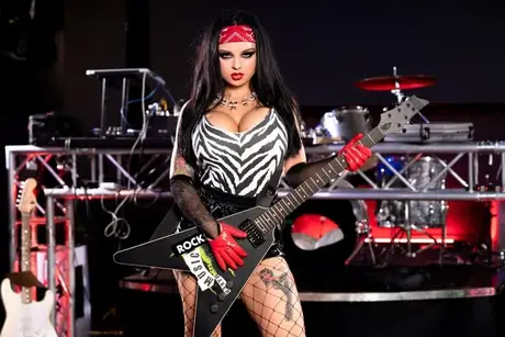 Rockové hvězdy odhalují spodní prádlo při upskirt záběrech během vystoupení na pódiu