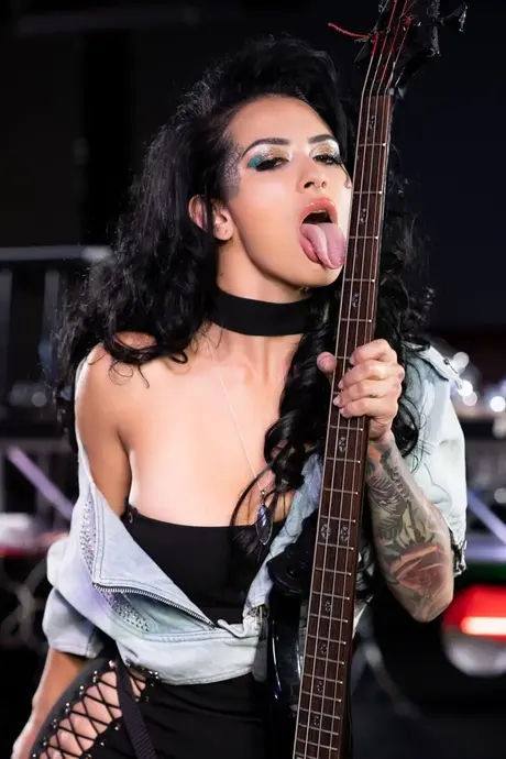 Rockové hvězdy odhalují spodní prádlo při upskirt záběrech během vystoupení na pódiu