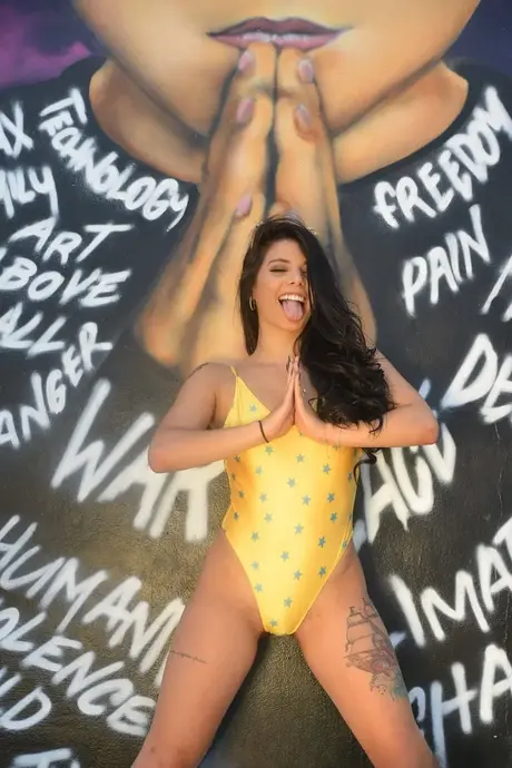 Gina Valentina, brazilská kráska, je sbalena na pláži a ošukána