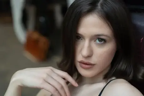 Wunderschöne brünette Schönheit enthüllt ihre makellose zierliche Figur in verführerischer Dessous