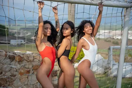 Krásné latinskoamerické modelky Liloo, Valery Ponce a Dulce předvádějí své sexy plavky