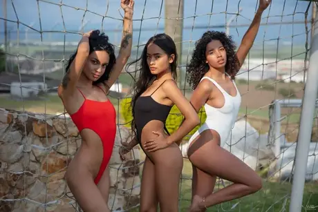 Krásné latinskoamerické modelky Liloo, Valery Ponce a Dulce předvádějí své sexy plavky