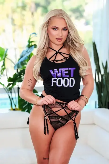 Harley King, sexy blondýna, pózuje v prádle před mezirasovým blowbangem