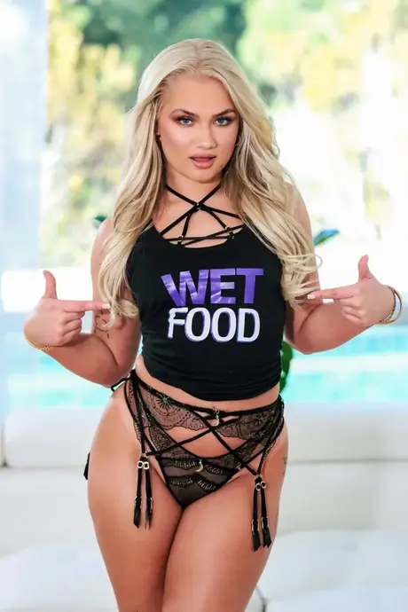 Harley King, sexy blondýna, pózuje v prádle před mezirasovým blowbangem