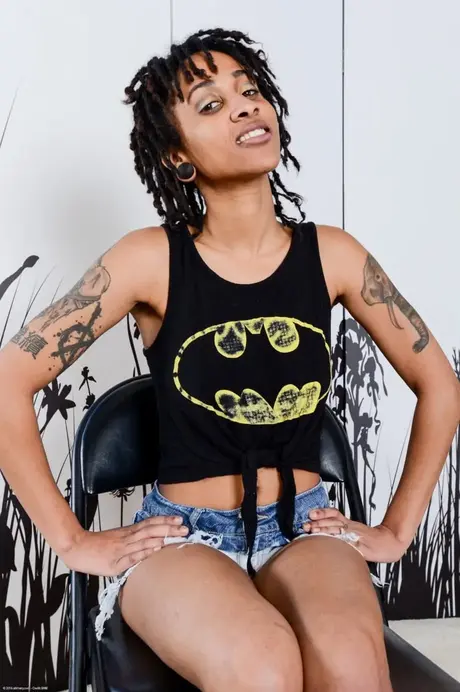 Indie Cass, de schattige ebony tiener, onthult haar lichaam en spreidt haar behaarde bos