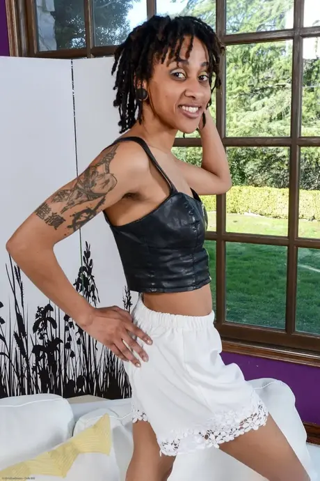 Indie Cass, la splendida bellezza ebano tatuata, espone e apre la sua vagina molto pelosa