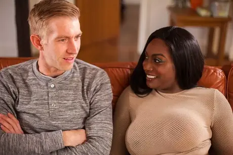 Jai James, ebony MILF, ей лижут большие сиськи перед межрасовым сексом
